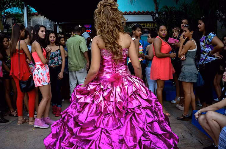 Thông thường, một buổi chụp hình cho tiệc trưởng thành ở Cuba thường tiêu tốn chừng 150 USD kèm với dịch vụ làm tóc và trang điểm.