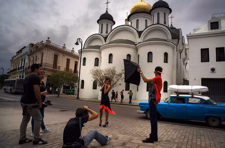 Cô cũng thực hiện một vài shoot ảnh bên ngoài một nhà thờ Chính thống giáo Nga ở Havana. Theo AP, việc Cuba nối lại quan hệ với Cuba cũng như nới lỏng chính sách trong khu vực kinh tế tư nhân nhỏ đã thúc đẩy các loại hình kinh doanh tổ chức sự kiện.