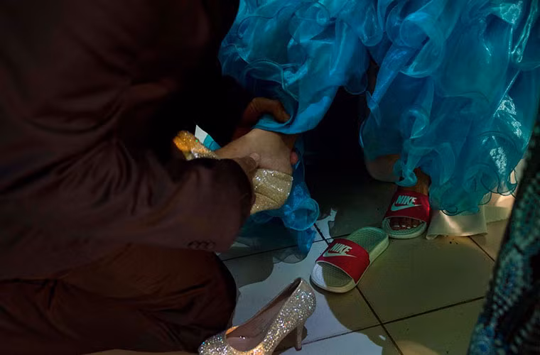 Người cha sẽ là thay đôi dép lê để đi đôi giày cao gót cho con gái yêu trong bữa tiệc đó.