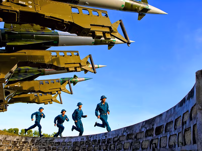 Theo các tài liệu nước ngoài, chương trình nâng cấp S-125-2TM đem lại khả năng chống lại các cuộc tập kích đường không bằng vũ khí công nghệ cao trong môi trường gây nhiễu điện tử mạnh. Gói nâng cấp chủ yếu tập trung vào việc cải tiến radar điều khiển hỏa lực SNR-125, có khả năng bám bắt mục tiêu cỡ nhỏ, cải thiện khả năng khóa mục tiêu, tăn cường khả năng khóa mục tiêu (dẫn đường cho 2 tên lửa tấn công 2 máy bay cùng lúc). Nguồn ảnh: Báo Phòng không – Không quân