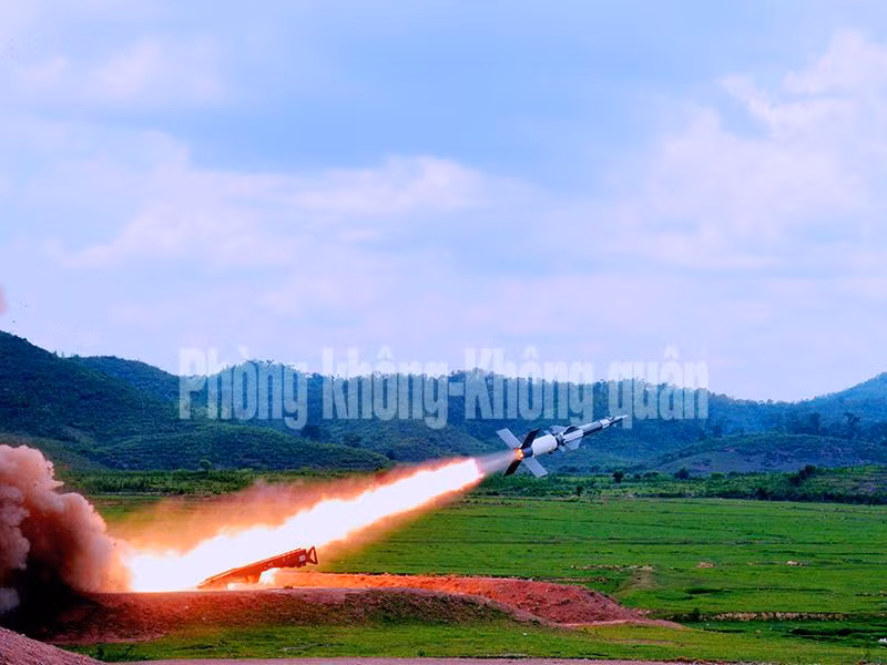 Về hỏa lực hệ thống, S-125-2TM trang bị 4 bệ phóng cố định 5P73-2TM lắp 4 đạn tên lửa 5V27. Đạn 5V27 nâng cấp cho phép diệt mục tiêu ở tầm bắn xa đến 35km, tầm cao đạt 25km (chưa nâng cấp là 18km), đánh chặn mục tiêu di chuyển tốc độ 900m/s. Hệ thống S-125-2TM có xác suất tiêu diệt mục tiêu máy bay chiến thuật từ 85-96%, tên lửa hành trình đạt từ 30-80%, trực thăng đạt 40-85%. Nguồn ảnh: Báo Phòng không – Không quân