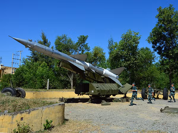 Nói thêm về S-75M3 Volga 2 – đây có lẽ là phiên bản SA-2 hiện đại nhất mà Việt Nam từng sử dụng. Nó vốn là gói nâng cấp do Almaz-Antey (Nga) thực hiện, sử dụng một số thành phần kỹ thuật số dùng cho hệ thống phòng không S-300 PMU1/2. Nguồn ảnh: Báo Phòng không – Không quân