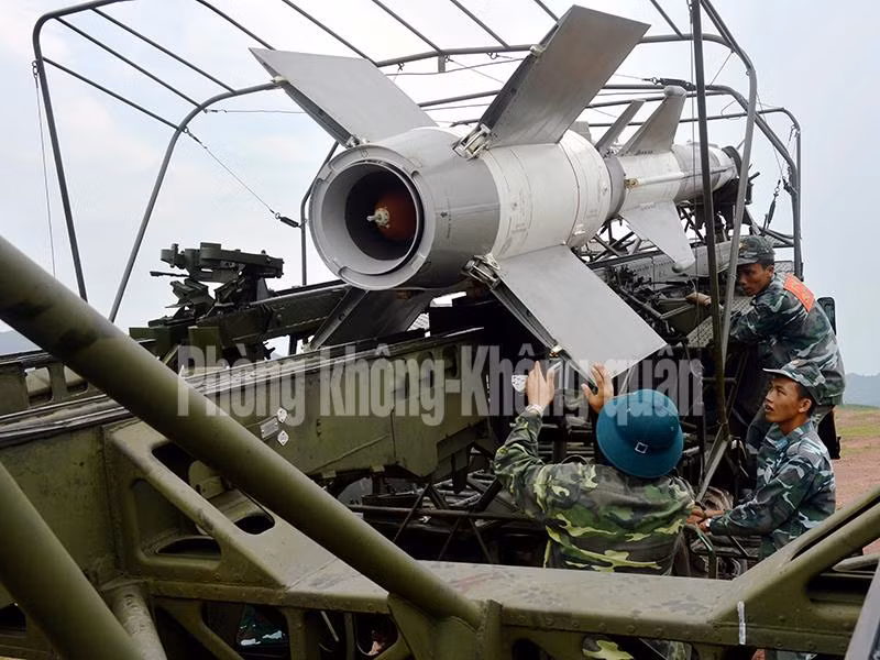 Tuy không nêu chi tiết loại tên lửa được cải tiến, nâng cấp, tuy nhiên nhiều khả năng đó chính là dự án nâng cấp các tổ hợp tên lửa phòng không S-125 Pechora lên chuẩn S-125-2TM Pechora-2TM. Đây là gói nâng cấp do Belarus thiết kế, và trực tiếp tham gia cải tiến ở Việt Nam. Sau đó, phía Việt Nam được Belarus chuyển giao công nghệ với tới nay cơ bản đã tự mình thực hiện được các hạng mục cải tiến trong nước. Nguồn ảnh: Báo Phòng không – Không quân