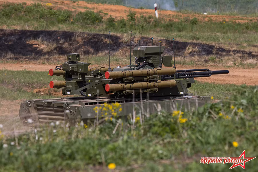 Robot được thiết kế trên khung gầm xe bánh xích với 6 bánh chịu nặng mỗi bên. Nó có chiều dài 5,12m, rộng 2,53m, cao 2,5m và nặng tới 10 tấn. Nguồn ảnh: Arms-Expo