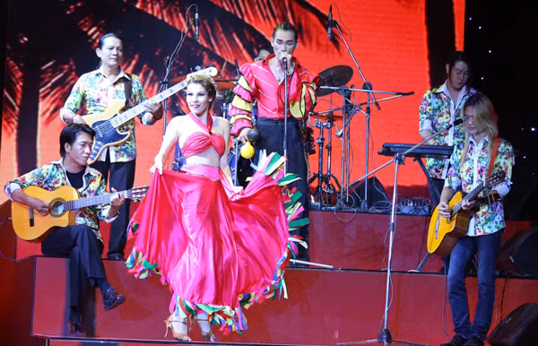 Nhap vien vi kiet suc ba gia Chi Pu van nhay sung-Hinh-7