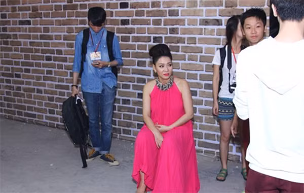 Trong khi đang chờ đến tiết mục tiếp theo, nữ ca sĩ tranh thủ trả lời phỏng vấn vì cô vắng bóng khá lâu trên sân khấu. Tuy nhiên, do sức khỏe không tốt cùng không khí ngột ngạt ở hậu trường khiến Thu Minh bị tụt đường huyết và quỵ ngã.