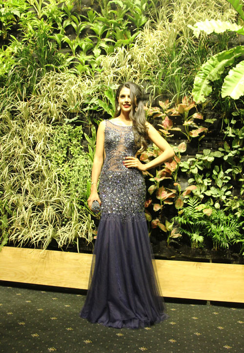 Sau khi hoàn tất các khâu kiểm tra, Avian thay bộ váy dạ hội ánh kim đầy sang trọng, khoe tấm lưng trần đầy quyến rũ.