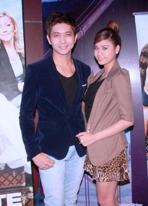  Chuyện tình đẹp của Tim và Trương Quỳnh Anh bén duyên khi cả hai đóng chung bộ phim "Bóng ma học đường" năm 2010 nhưng không công khai mối quan hệ.