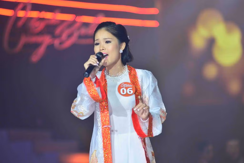 Lam Ngoc Hoa dang quang Nu hoang “Solo cung Bolero“