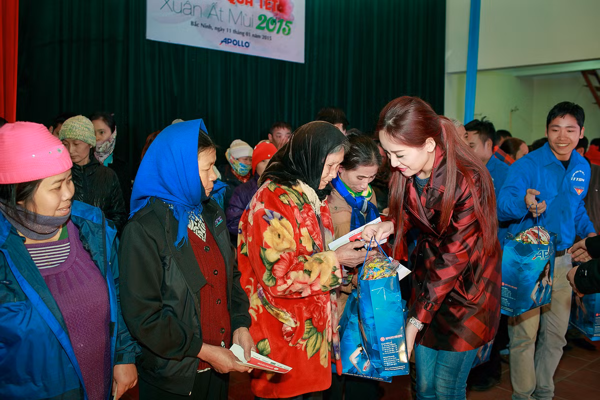 Mai Phương Thúy tận tay trao quà cho từng người dân.