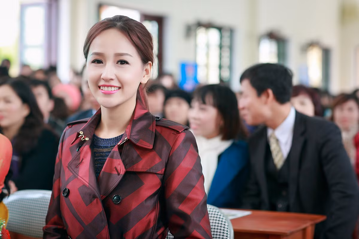 Trong thời tiết lạnh giá của miền Bắc, người đẹp 26 tuổi xuất hiện rạng rỡ dù ăn mặc khá giản dị.