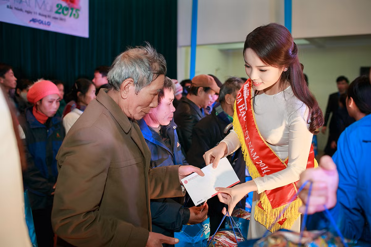 Tân Hoa hậu cũng ân cần thăm hỏi từng gia đình chính sách và trao món quà động viên tinh thần.