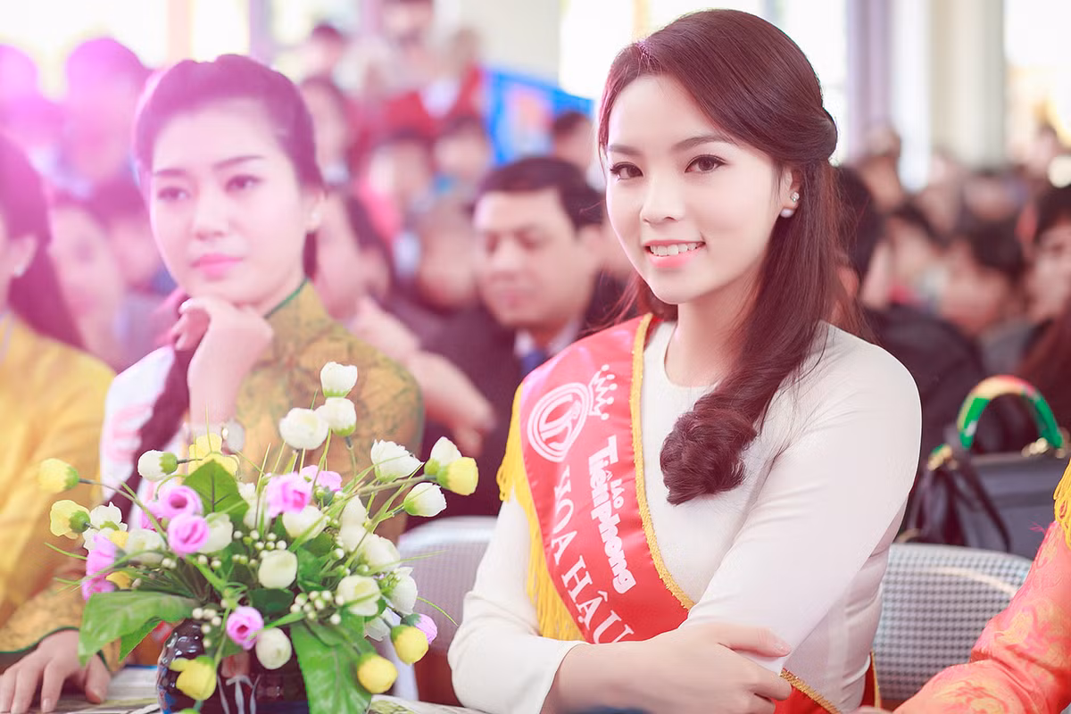 Đi cùng Mai Phương Thúy là tân Hoa hậu Kỳ Duyên và Á hậu Huyền My cùng trao quà.