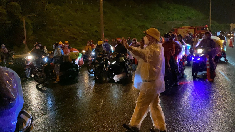 Lực lượng CSGT vẫn đang nỗ lực đảm bảo an toàn giao thông cho người dân trên đường về quê. 