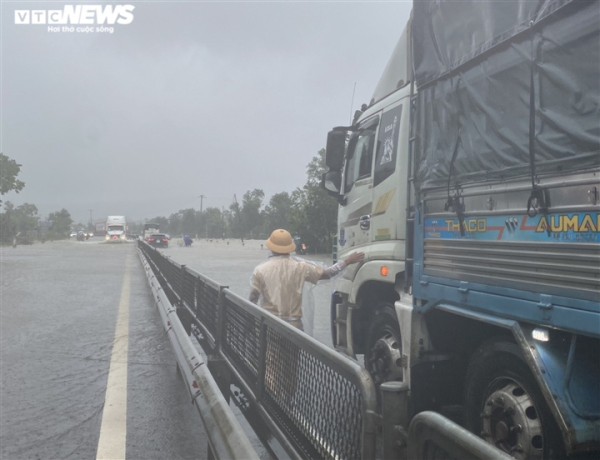 Trong khi đó, tại QL1A qua các xã Lộc Trì, Lộc Điền hiện nước lũ ngập từ 0,3 đến 0,5m. Hàng chục CBCS Công an huyện Phú Lộc đã túc trực để hướng dẫn phương tiện lưu thông qua các đoạn ngập lũ. 