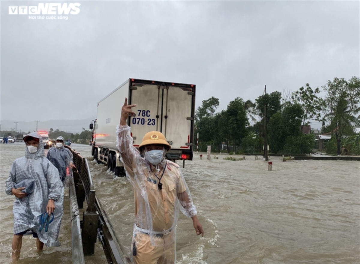 Thiếu tá Huỳnh Tuế, Đội trưởng Đội CSGT Công an huyện Phú Lộc cho biết, trong ngày 17/10, lượng phương tiện (phần lớn là xe chở hàng hóa Bắc-Nam) lưu thông qua địa bàn tăng cao so với những ngày trước đó. Vì vậy, lực lượng CSGT huyện đã túc trực 24/2 để hướng dẫn, điều hòa giao thông, ra tín hiệu giúp các phương tiện lưu thông qua vùng ngập lụt được an toàn. 
