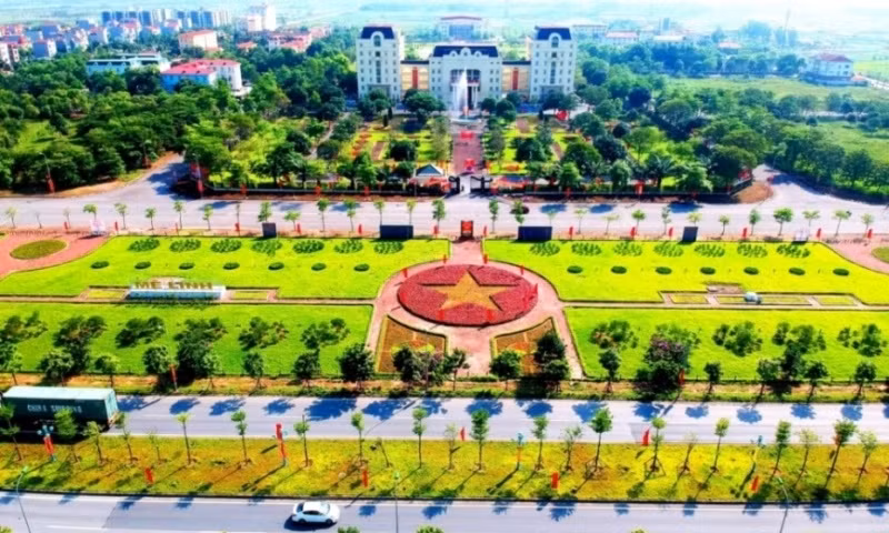 Trên địa bàn huyện Mê Linh đã và đang hình thành một số khu đô thị mới như khu đô thị Quang Minh, khu đô thị Ba Đình - Mê Linh, khu đô thị Hud Mê Linh Central - Thanh Lâm - Đại Thịnh, khu đô thị Tiền Phong... Dự án đường sắt đô thị Hà Nội đi qua địa bàn huyện (dự kiến) là tuyến số 7 (Mê Linh - Ngọc Hồi). 