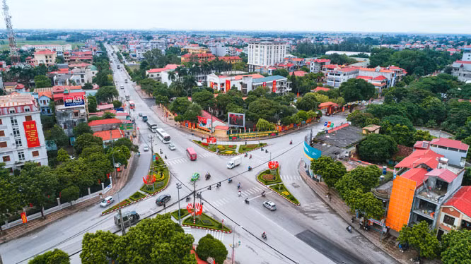 Thời kỳ đổi mới, huyện Sóc Sơn đang chuyển đổi cơ cấu kinh tế từ công nghiệp sang dịch vụ - du lịch - công nghiệp. Từ ban đầu là Khu công nghiệp Nội Bài - khởi điểm là khu công nghiệp chế xuất, quy mô 115 ha thu hút hơn 40 doanh nghiệp vốn FDI, đến nay Sóc Sơn có thêm 2 khu, cụm công nghiệp quy mô 188 ha, thêm 03 khu cụm công nghiệp đang được quy hoạch và đầu tư.