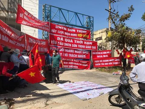  Khởi tố vụ án lừa đảo chiếm đoạt tài sản liên quan 101 căn hộ bị bán khống: Công an tỉnh Bà Rịa-Vũng Tàu vừa ra quyết định khởi tố tội “Lừa đảo chiếm đoạt tài sản” liên quan đến Doanh nghiệp tư nhân Sơn Thịnh (địa chỉ 23D Thùy Vân, phường 2, TP.Vũng Tàu) để điều tra dấu hiệu tội phạm liên quan đến dự án căn hộ Sơn Thịnh 3.