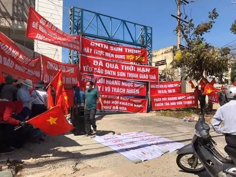  Khởi tố vụ án lừa đảo chiếm đoạt tài sản liên quan 101 căn hộ bị bán khống: Công an tỉnh Bà Rịa-Vũng Tàu vừa ra quyết định khởi tố tội “Lừa đảo chiếm đoạt tài sản” liên quan đến Doanh nghiệp tư nhân Sơn Thịnh (địa chỉ 23D Thùy Vân, phường 2, TP.Vũng Tàu) để điều tra dấu hiệu tội phạm liên quan đến dự án căn hộ Sơn Thịnh 3.