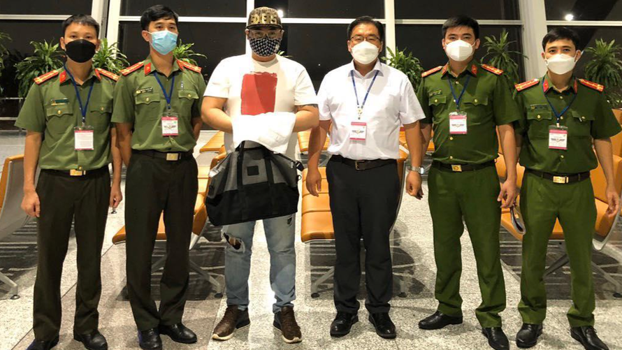  Bắt ông trùm cá độ người Hàn Quốc bị Interpol truy nã: Công an quận Cầu Giấy (Hà Nội) bắt giữ Kim Juchan (SN 1980, quốc tịch Hàn Quốc) - đối tượng đang bị Interpol truy nã tại khu vực đường Trần Duy Hưng. Trước khi bỏ trốn, Kim Juchan điều hành đường dây cá cược lên tới 1,4 tỷ Won.