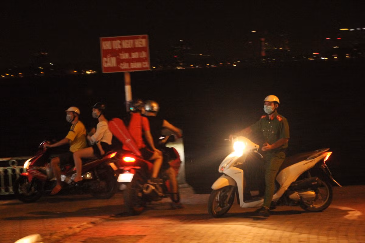 Mặc dù quanh khu vực Hồ Tây luôn có lực lượng công an tuần tra, nhắc nhở nhưng người dân vẫn cố tình vi phạm nguyên tắc phòng chống dịch.