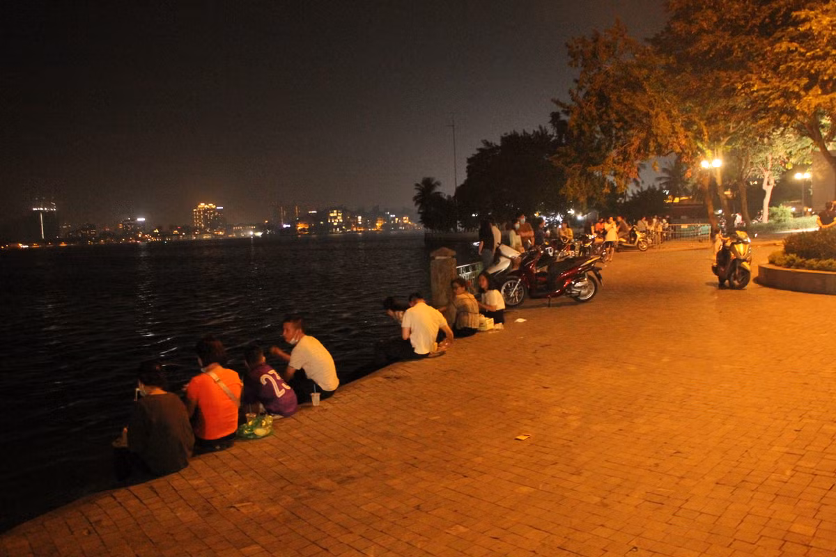 Do các cửa hàng đồ ăn, nước uống ven Hồ Tây không được phép phục vụ tại chỗ, chỉ bán mang về nên người dân kéo đến đây vô tư ổ chức ăn uống ngay ven hồ rồi xả rác.