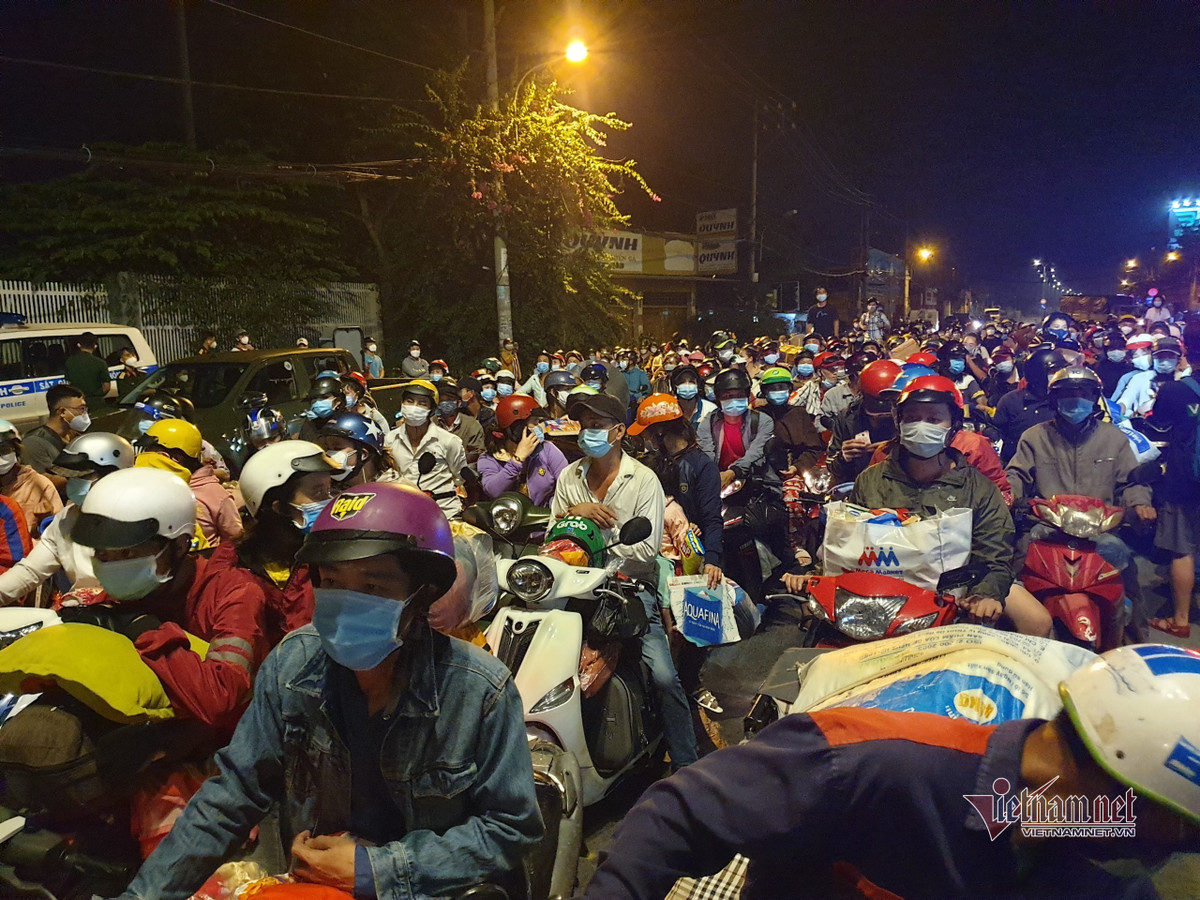 Cũng theo cơ quan công an, TPHCM đang thống kê danh sách, nhu cầu của người dân để chủ động sắp xếp các phương án. Trước mắt, Công an TP khuyến cáo, người dân nếu không có nhu cầu cấp bách về quê thì nên ở lại TP. Ảnh Vietnamnet.