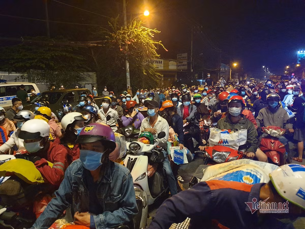 Cũng theo cơ quan công an, TPHCM đang thống kê danh sách, nhu cầu của người dân để chủ động sắp xếp các phương án. Trước mắt, Công an TP khuyến cáo, người dân nếu không có nhu cầu cấp bách về quê thì nên ở lại TP. Ảnh Vietnamnet.