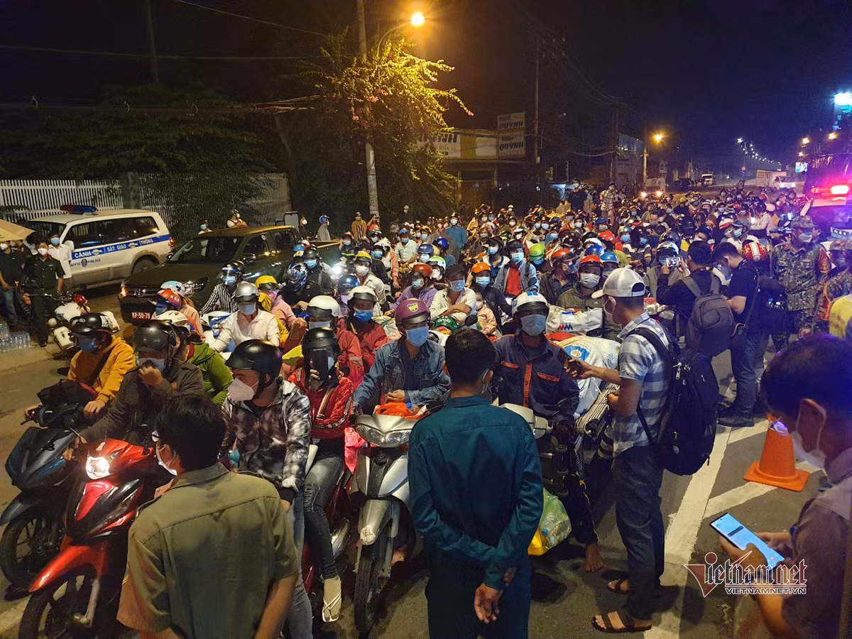 TP đang trở lại trạng thái bình thường mới, mở cửa dần nên có nhiều việc làm cho người dân mưu sinh, dần ổn định cuộc sống. Vì vậy cơ quan chức năng TP.HCM mong người dân phối hợp cùng chính quyền để ổn định tình hình, sớm đưa cuộc sống trở lại bình thường. Ảnh Vietnamnet.