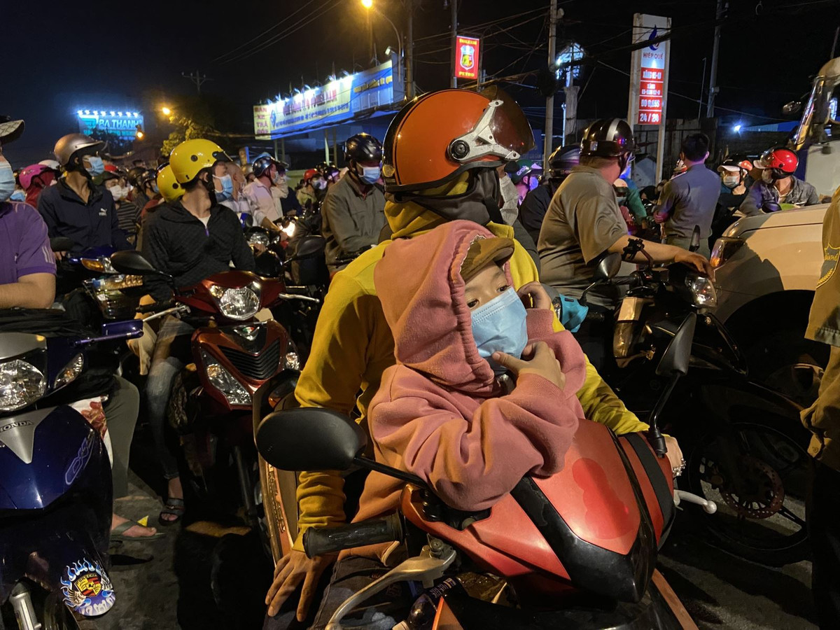 Người dân với lỉnh kỉnh đồ đạc rời TPHCM trong tối 30/9. Ảnh TTX.