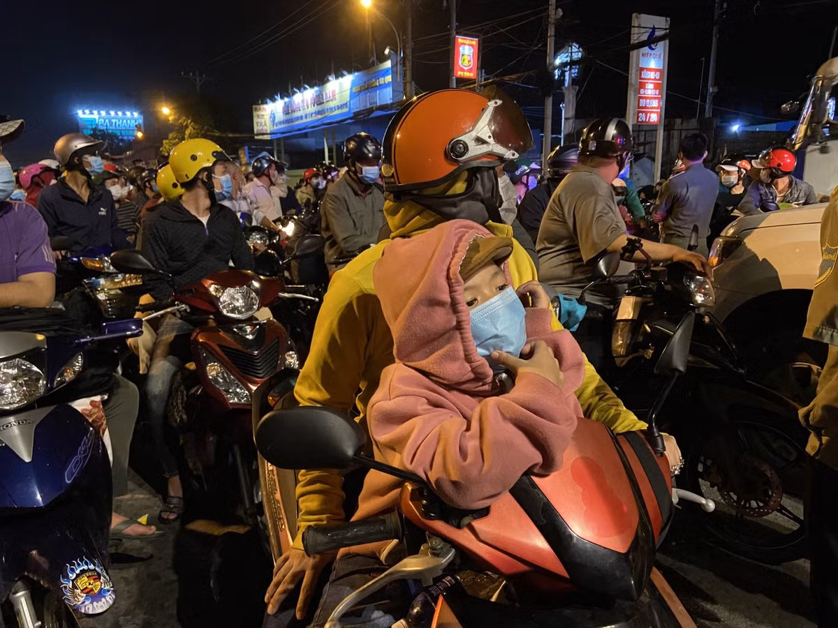 Người dân với lỉnh kỉnh đồ đạc rời TPHCM trong tối 30/9. Ảnh TTX.