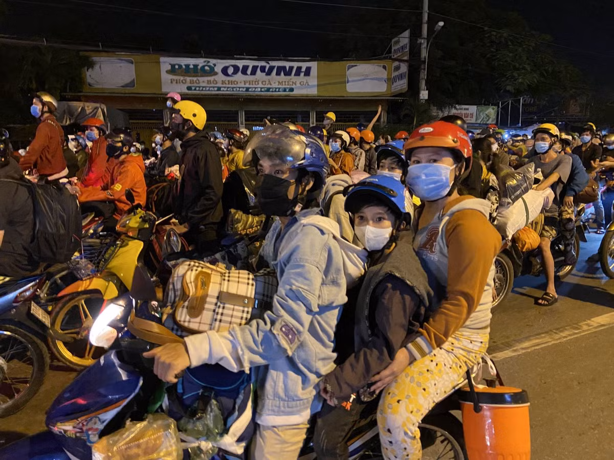 Nhu cầu đi lại của người dân trong khu vực TPHCM, Bình Dương, Long An, Đồng Nai với các tỉnh, thành phố khác là rất lớn và chính đáng; tuy nhiên, dù tình hình dịch bệnh đã từng bước được kiểm soát nhưng vẫn còn phức tạp do dịch bệnh đã nhiễm sâu trong cộng đồng. Ảnh TTX.