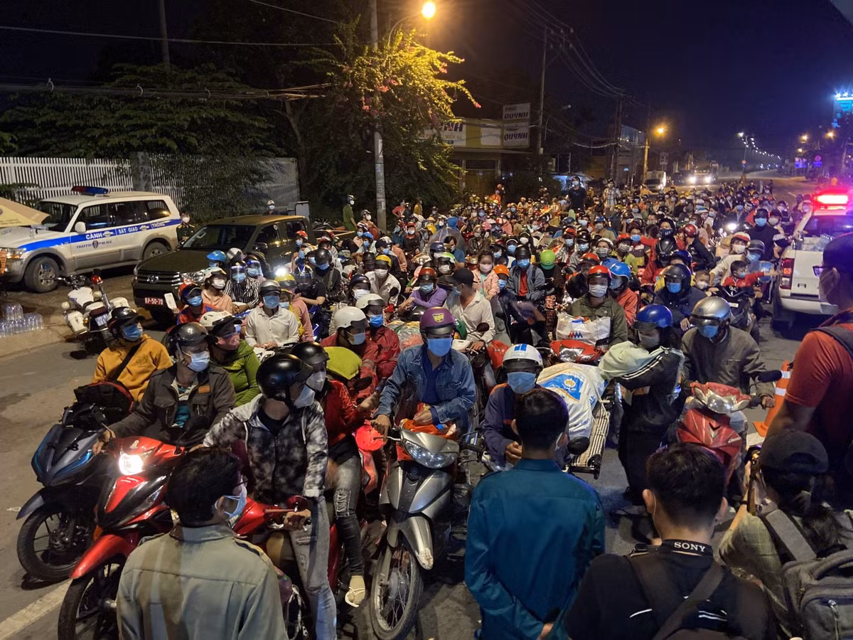 Hiện chính quyền địa phương đã cử lực lượng ổn định tình hình giao thông và tổ chức phát nước, thức ăn cho người dân trong thời gian chờ "thông chốt". Ảnh TTX.