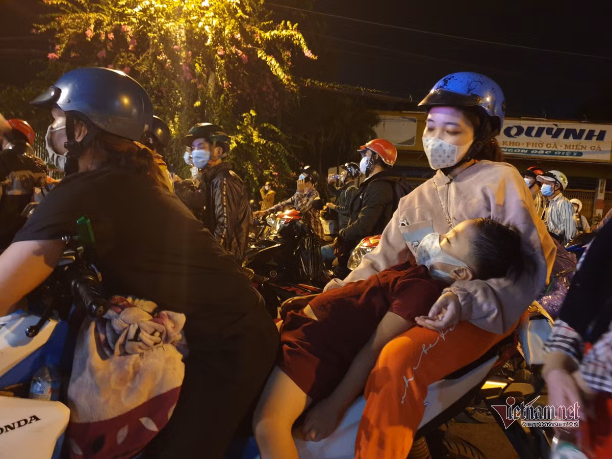 Tối cùng ngày, trong chương trình "Dân hỏi - Thành phố trả lời", ông Võ Văn Hoan, Phó Chủ tịch UBND TPHCM cho biết, sau nới lỏng giãn cách, mong muốn được về quê của người dân là chính đáng. Tuy nhiên, việc về quê lúc này sẽ gây nguy cơ xảy ra dịch bệnh tại địa phương và có thể gây quá tải hệ thống y tế; nếu nhiễm bệnh thì việc điều trị cũng khó khăn. Ảnh Vietnamnet.