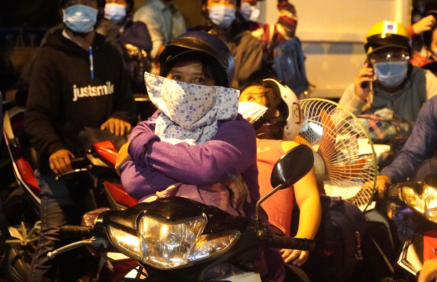 Chiều 30/9, Thủ tướng Chính phủ đã có công điện yêu cầu TPHCM và các tỉnh Bình Dương, Đồng Nai, Long An tiếp tục kiểm soát người ra, vào để đảm bảo quy định phòng dịch. Ảnh Zing.