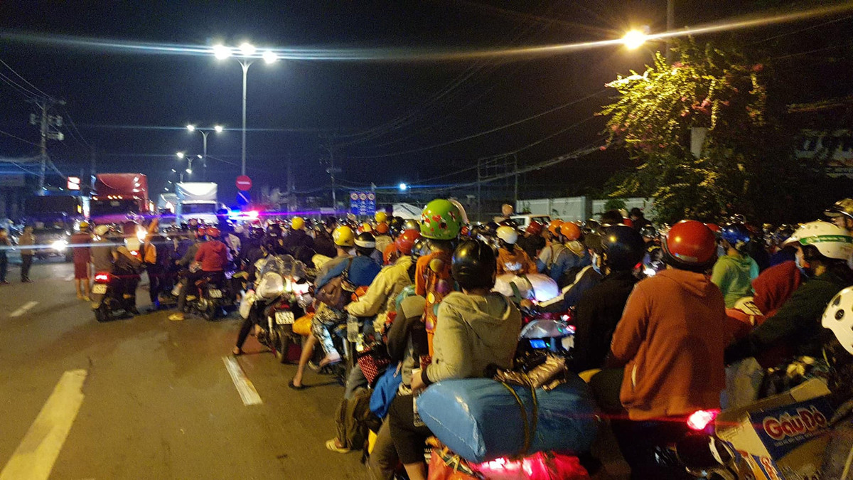 Theo đại diện Công an TPHCM, hiện chính quyền TP đang sắp xếp cho số người dân này về quê bằng xe khách, còn xe gắn máy thì vận chuyển bằng xe tải.