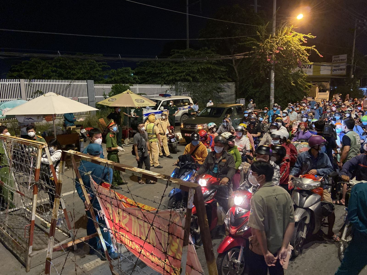 TPHCM đang khuyến khích người dân ở lại vì cần lực lượng lao động; tuy nhiên, thất nghiệp đã lâu khiến người dân đã cạn kiệt tài chính nên họ muốn về quê sinh sống, chờ đợi kinh tế TPHCM khôi phục họ sẽ quay lại sau. Ảnh TTX.