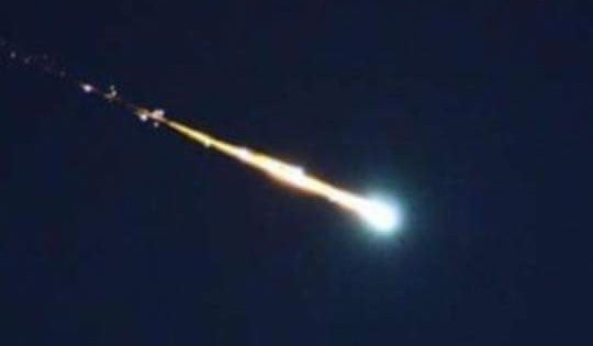  Vật thể lạ phát sáng trên trời rồi có tiếng nổ ở Hà Tĩnh: Đêm 8/7/2015, người dân ở xã Sơn Kim 1, huyện Hương Sơn (tỉnh Hà Tĩnh) bất ngờ thấy một vệt sáng rất lớn lao từ trên trời xuống. Sau đó, một tiếng nổ rất lớn ở khu vực rừng núi thuộc khu vực biên giới Việt Nam - Lào. Theo trung tướng Võ Văn Tuấn, vệt sáng gây nổ lớn ở Hà Tĩnh có thể là rác vũ trụ.