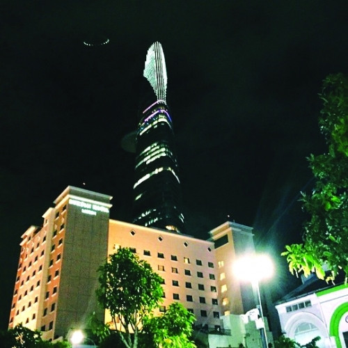  Người dân chụp được bức hình nghi là UFO: Tháng 5/2015, nhiều người bàn tán xôn xao về việc tình cờ chụp được hình ảnh một vật thể lạ giống đĩa bay UFO ngay phía trên tòa nhà Bitexco (TP.HCM). Tấm ảnh đã gây ra những tranh cãi trái chiều, người thì cho rằng, đĩa bay của người ngoài hành tinh. Người lại cho là món đồ chơi của trẻ con hay thiết bị quay phim flycam. Tuy nhiên, chủ nhân bức ảnh khẳng định không dùng bất cứ thủ thuật nào để lắp ghép, chỉnh sửa.