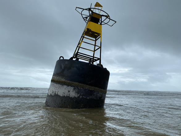  Ụ sắt khổng lồ xuất hiện tại biển Quảng Ngãi: Đồn biên phòng Bình Hải (tỉnh Quảng Ngãi) phát hiện một phao sắt hình trụ, chiều cao khoảng 4m, đường kính khoảng 2,5m, phía trên đỉnh phao có gắn đèn phát tín hiệu và thiết bị định vị (GPS) tại vùng biển thôn Châu Me, xã Bình Châu, huyện Bình Sơn vào cuối năm 2020.