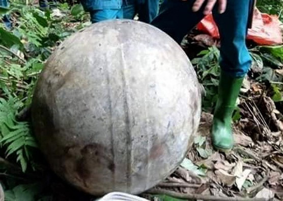  Quả cầu lạ rơi xuống Tuyên Quang: Chiều 24/11/2019, người dân ở xã Năng Khả, huyện Na Hang, tỉnh Tuyên Quang khi vào rừng phòng hộ đã phát hiện một khối kim loại rơi từ trên không trung xuống đất. Vật thể có hình cầu, vỏ bằng kim loại với đường kính khoảng 70cm và núm thông ở hai đầu. Vật thể được nghi là quả cầu không gian (space ball).