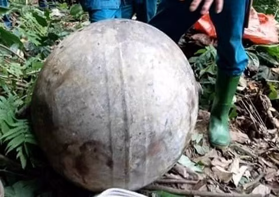  Quả cầu lạ rơi xuống Tuyên Quang: Chiều 24/11/2019, người dân ở xã Năng Khả, huyện Na Hang, tỉnh Tuyên Quang khi vào rừng phòng hộ đã phát hiện một khối kim loại rơi từ trên không trung xuống đất. Vật thể có hình cầu, vỏ bằng kim loại với đường kính khoảng 70cm và núm thông ở hai đầu. Vật thể được nghi là quả cầu không gian (space ball).