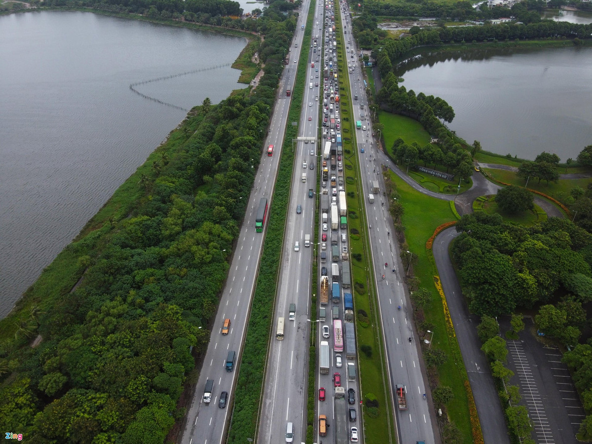 Tại hiện trường, thùng xe tải lật, chắn ngang cầu Thanh Trì, xe khách nát đầu, vỡ kính chắn gió. Ảnh: Zing.