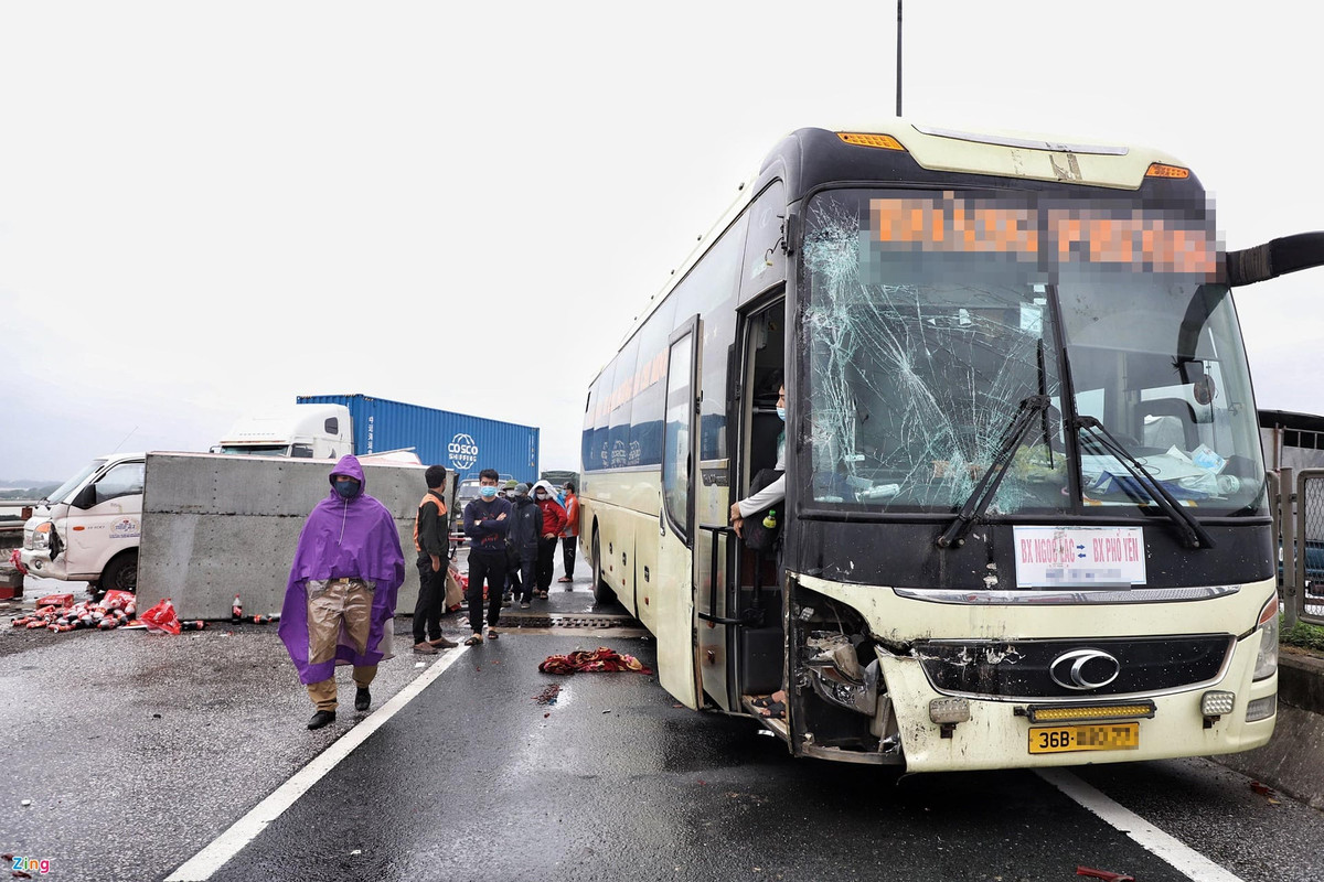 Theo đại diện đơn vị quản lý cầu Thanh Trì, vụ va chạm xảy ra giữa ô tô bán tải và xe con. Sau đó, xe tải chở nước ngọt đi phía sau phanh gấp để tránh vụ va chạm thì bị một ô tô khách tông trúng. Ảnh: Zing.
