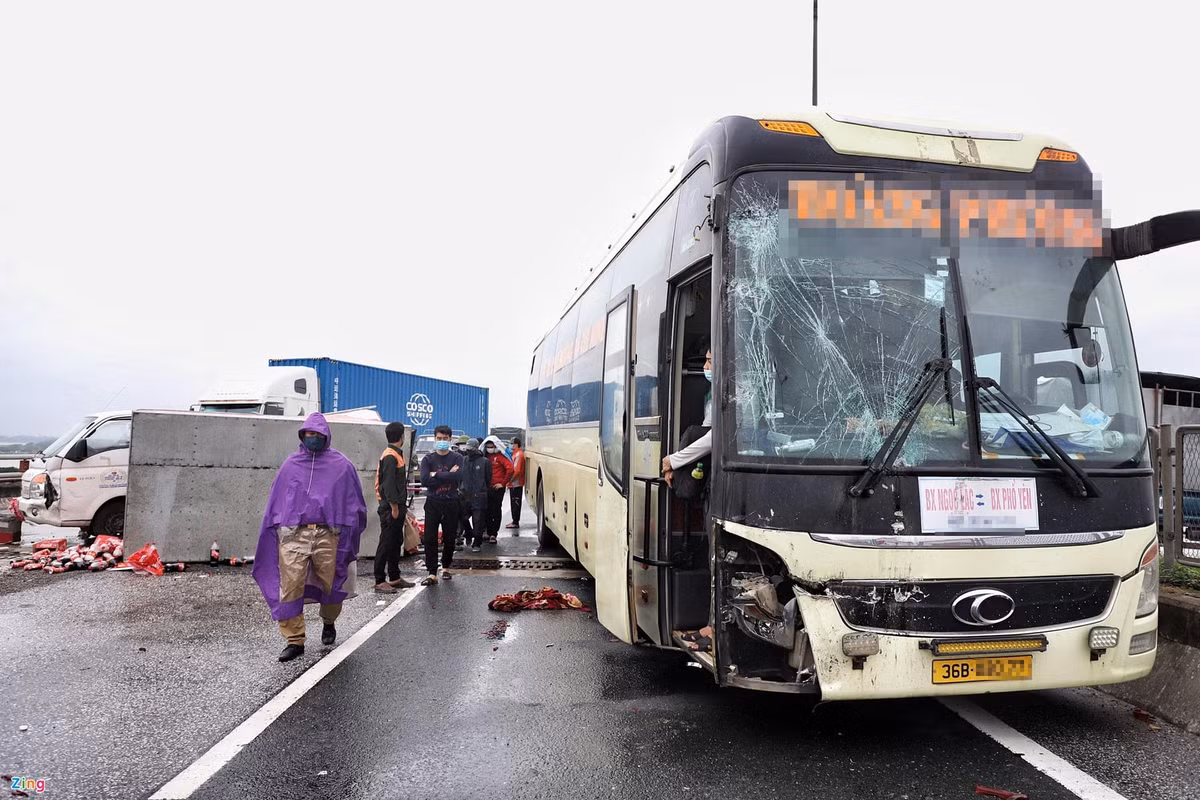 Theo đại diện đơn vị quản lý cầu Thanh Trì, vụ va chạm xảy ra giữa ô tô bán tải và xe con. Sau đó, xe tải chở nước ngọt đi phía sau phanh gấp để tránh vụ va chạm thì bị một ô tô khách tông trúng. Ảnh: Zing.