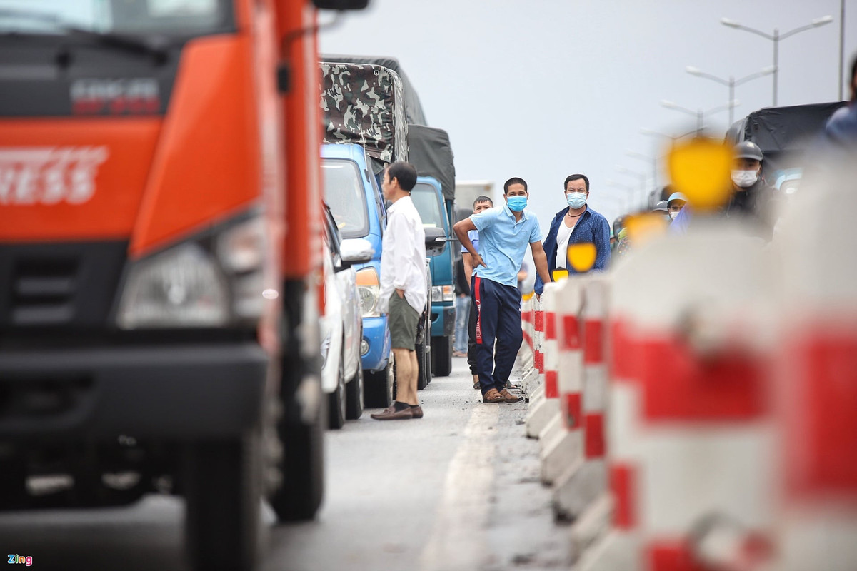 Hai ô tô còn lại hư hỏng nhẹ. Vụ việc khiến giao thông trên đường Vành đai 3 ùn tắc cục bộ, kéo dài gần 15km. Ảnh: Zing