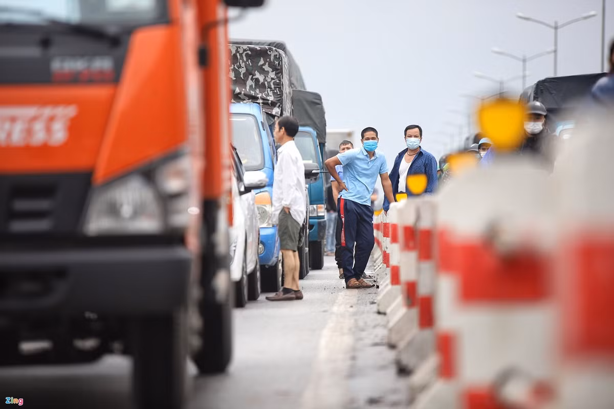 Hai ô tô còn lại hư hỏng nhẹ. Vụ việc khiến giao thông trên đường Vành đai 3 ùn tắc cục bộ, kéo dài gần 15km. Ảnh: Zing