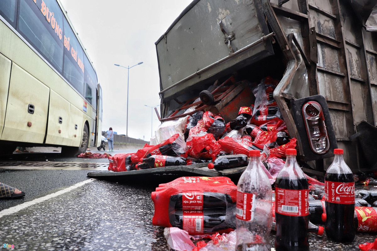 Theo ghi nhận của PV, tính tới 17h chiều cùng ngày, các phương tiện vẫn đang lưu thông rất chậm theo hướng đi Gia Lâm. Ảnh: Zing.