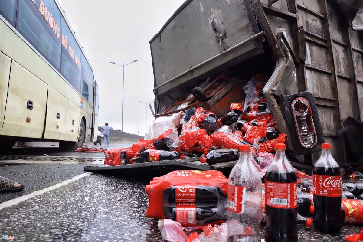 Theo ghi nhận của PV, tính tới 17h chiều cùng ngày, các phương tiện vẫn đang lưu thông rất chậm theo hướng đi Gia Lâm. Ảnh: Zing.